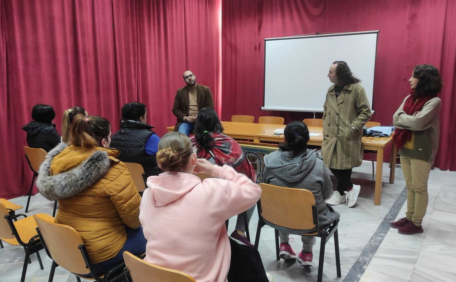 Carlos Salguero da la bienvenida a las alumnas del curso