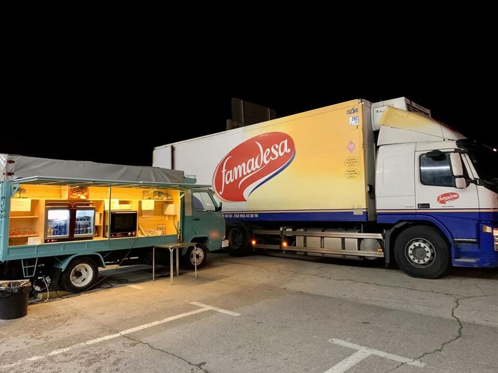 El camión de Famadesa descarga sus productos en el restaurante El Hacho.