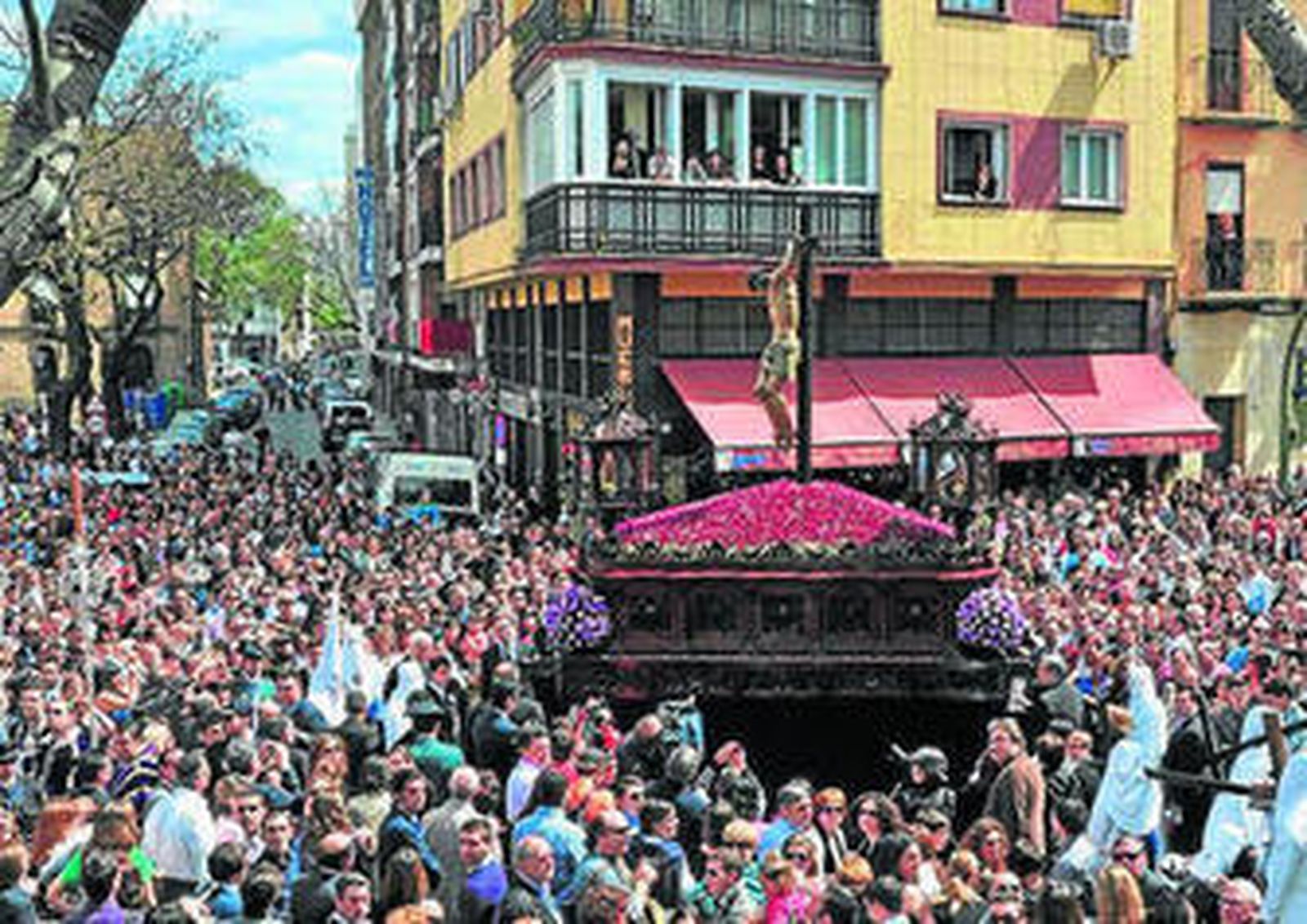 El Cristo de la Fundación de los Negritos instantes después de su salida.