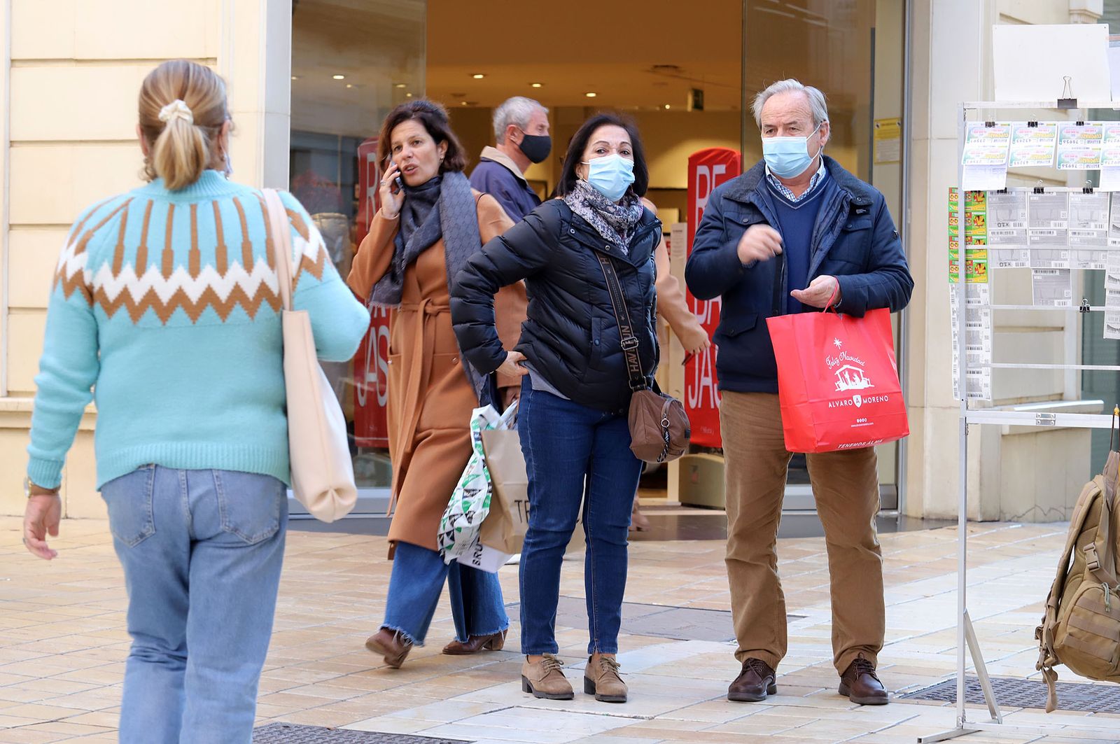 Imágenes del ambiente de rebajas por las calles del centro