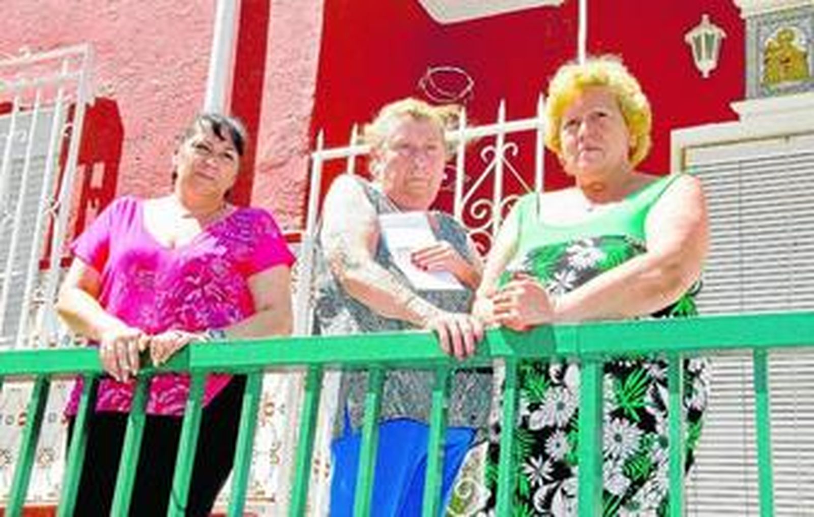 Adela Pérez junto a sus hijas Adela e Isabel.