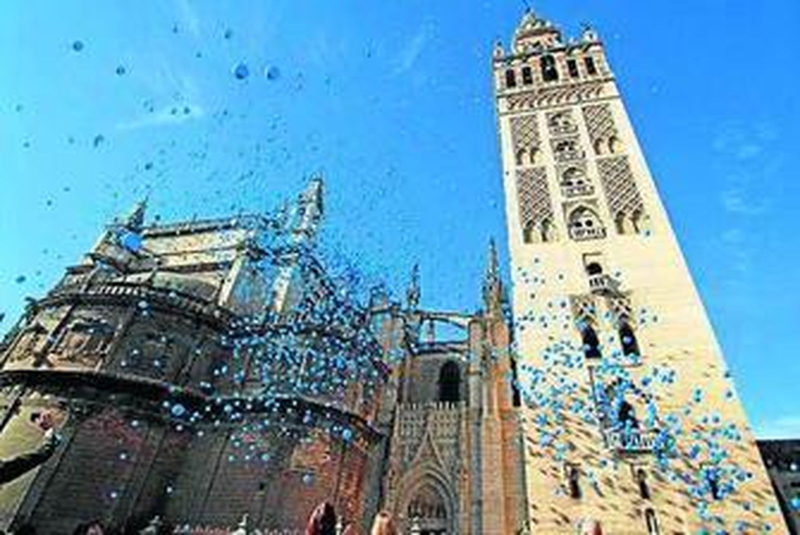 Suelta de globos a los pies de la Catedral, en la plaza Virgen de los Reyes.