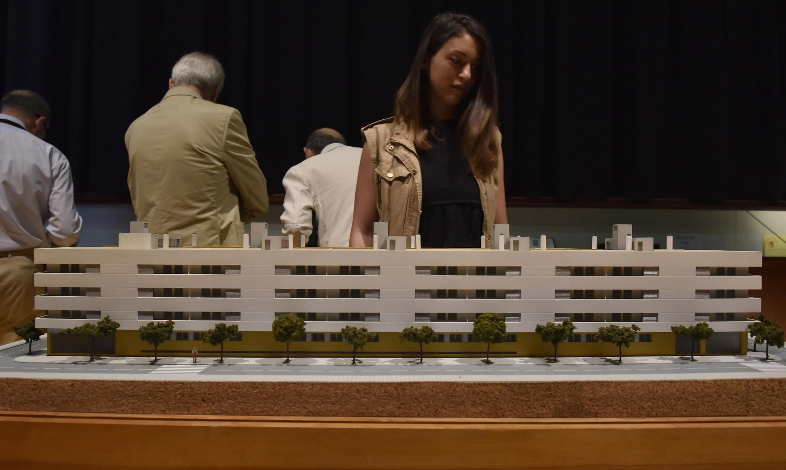 Una joven observa una maqueta de una promoción de vivienda de Emvisesa.