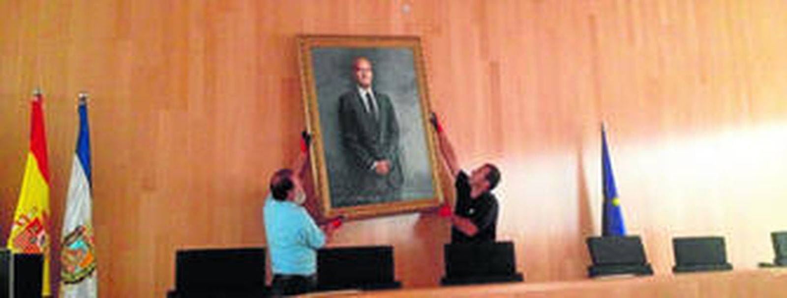 Operarios retiran el retrato de Juan Carlos de Borbón en la Diputación tras su abdicación.