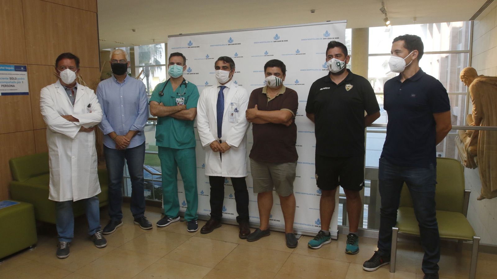 García Román y Josan González, junto a parte del personal de San Juan de Dios.