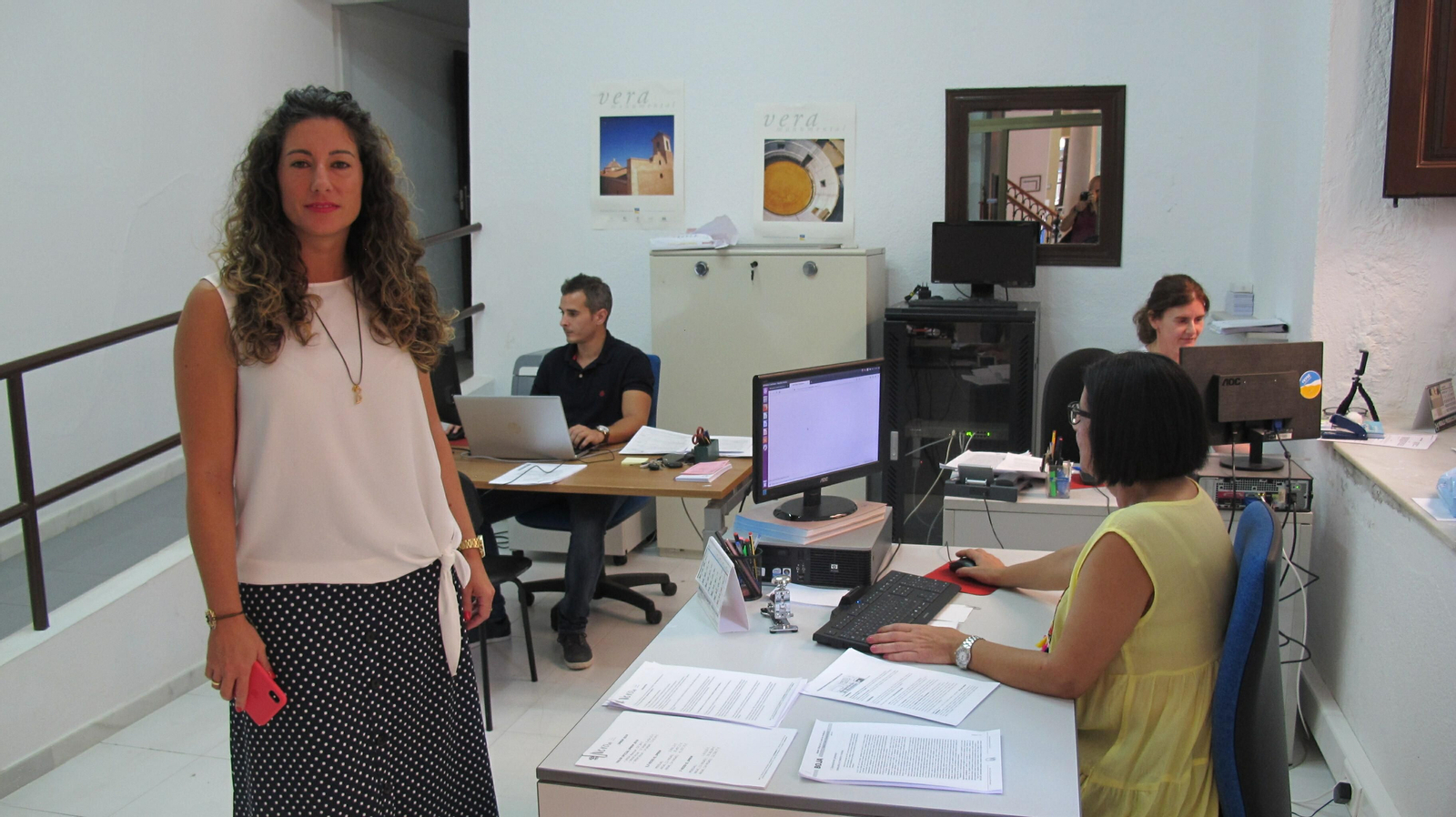 La concejal Belén Carnicer en la oficina de información para las subvenciones.