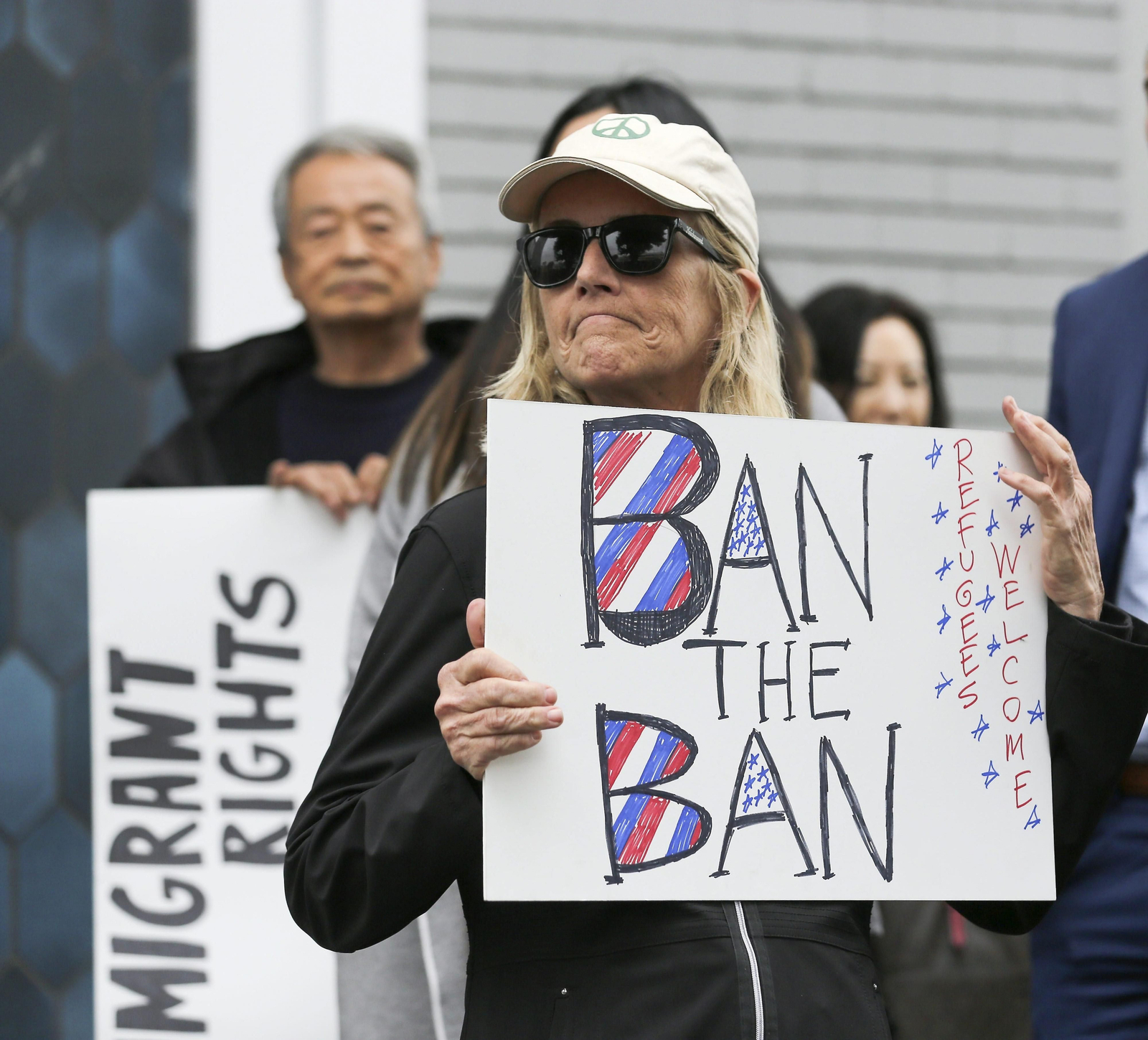 Estadounidenses protestan contra el cierre de fronteras de Trump.