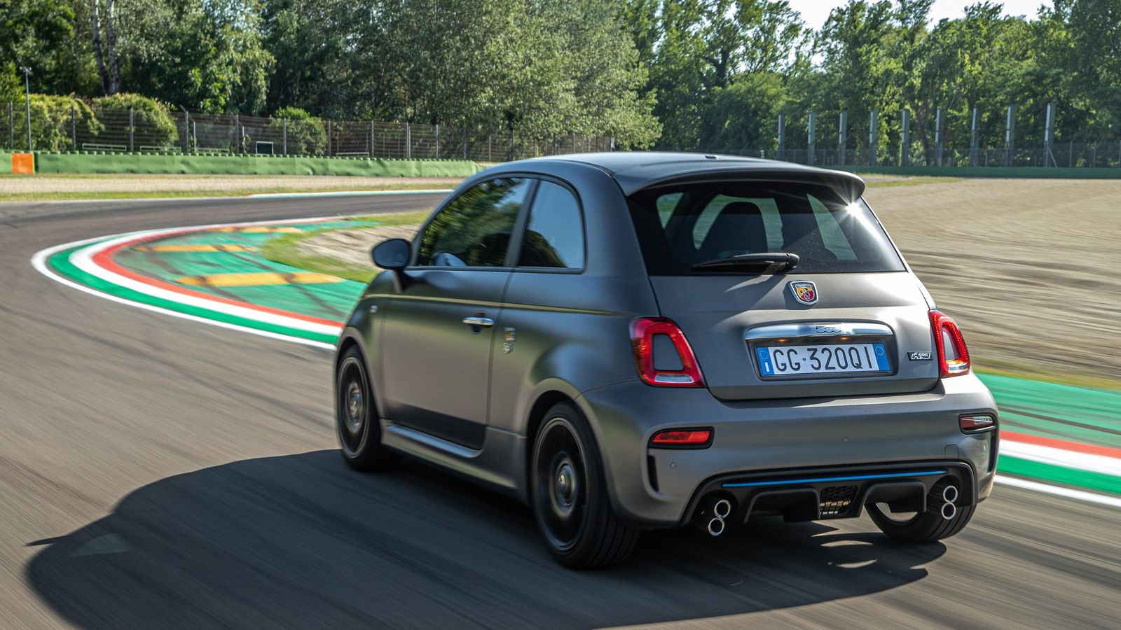 La posición de los escapes es una de las señas identificativas de esta nueva versión de Abarth.
