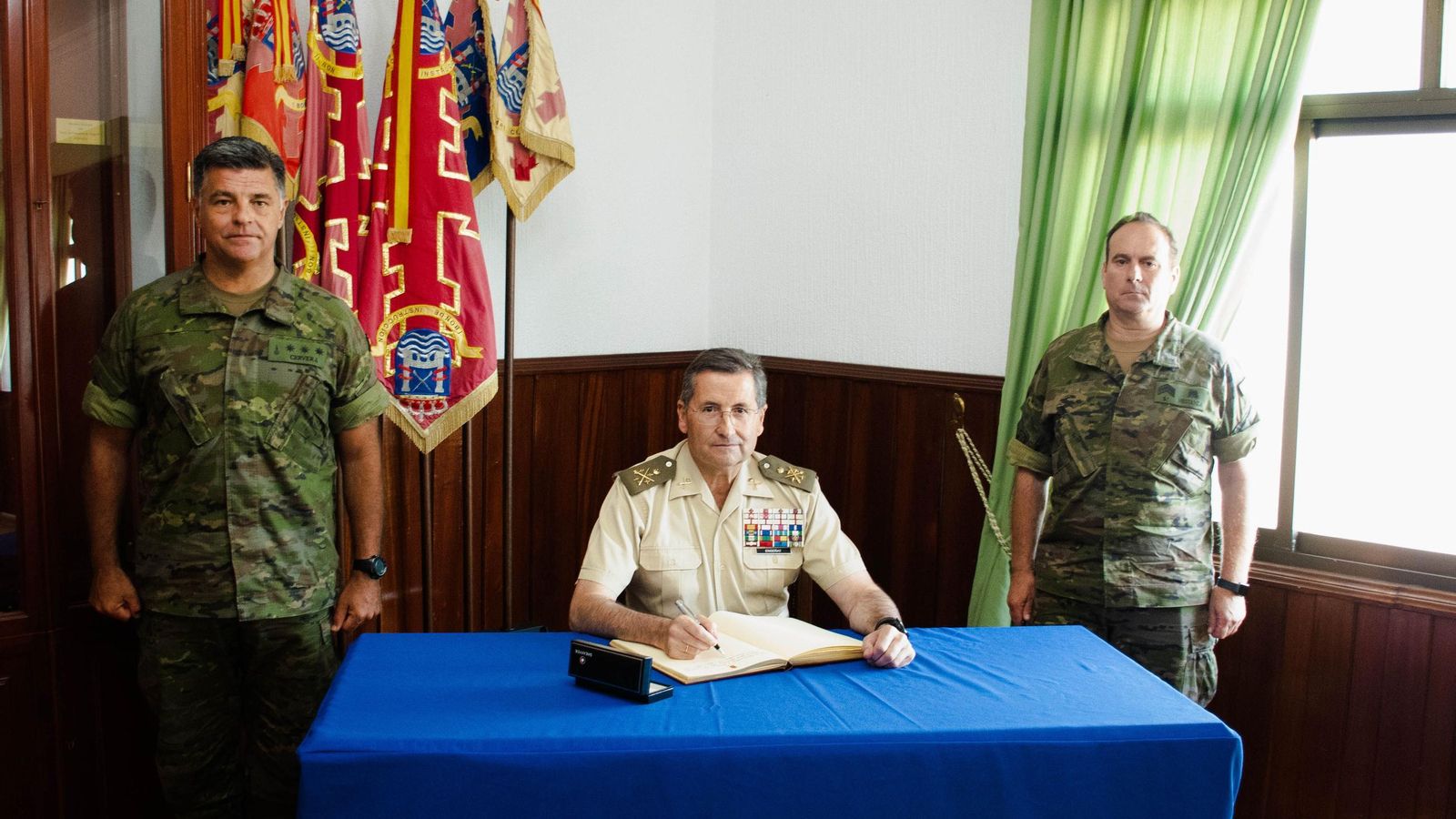 El Jefe del Estado Mayor del Ejército firma en el Libro de Honor del CEFOT-2, en San Fernando