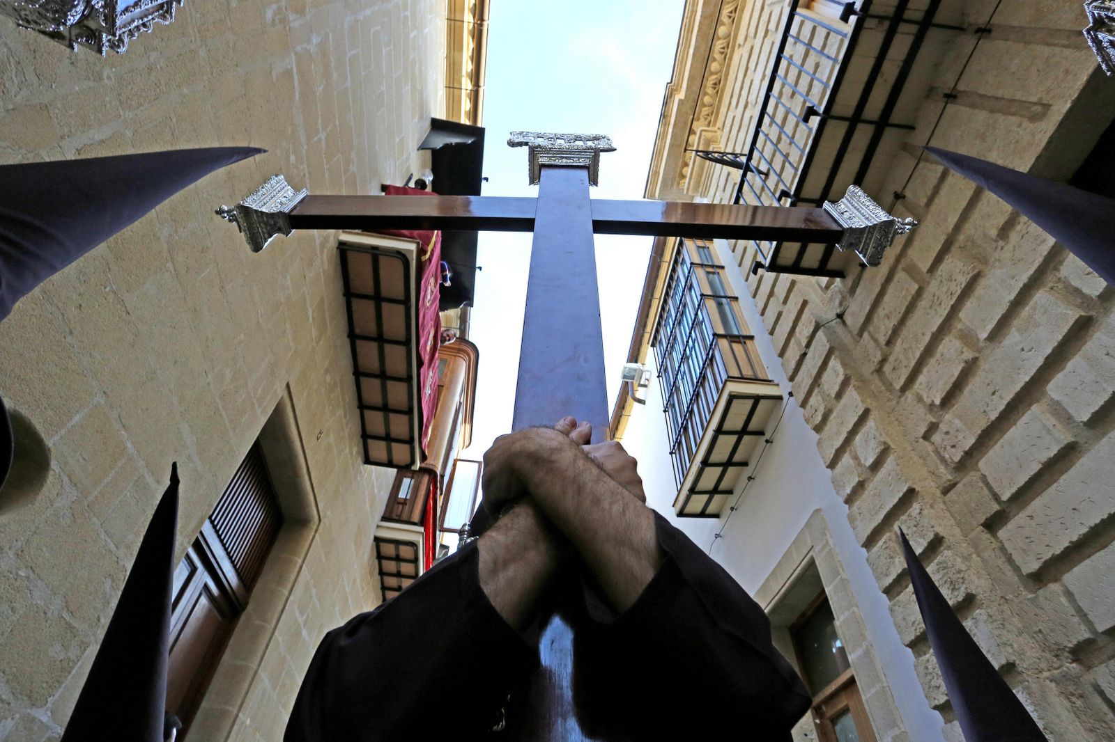 Nazareno que porta la cruz de guía en la Sagrada Lanzada.