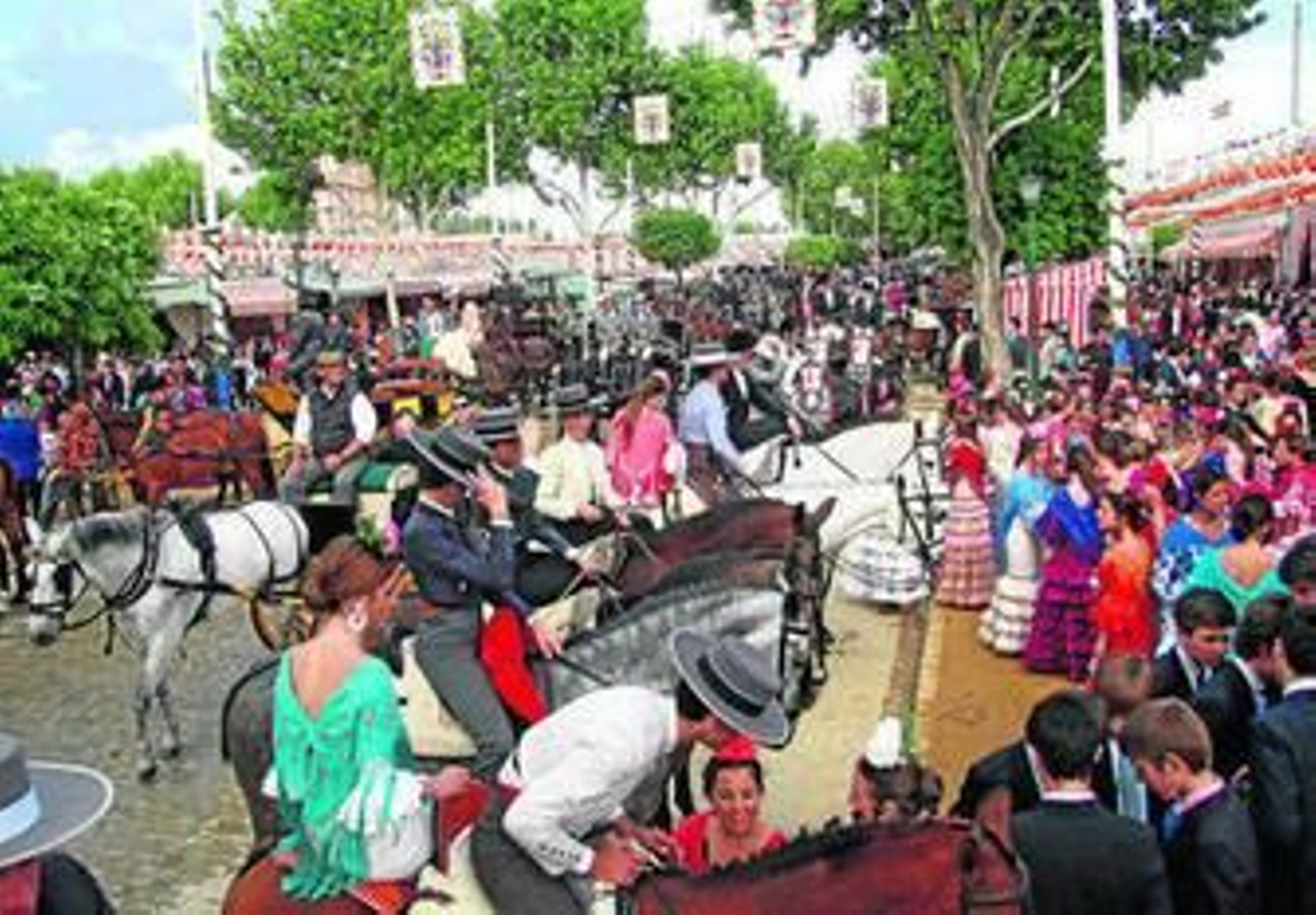 La animación de una calle del real de la Feria en la pasada edición de la fiesta.