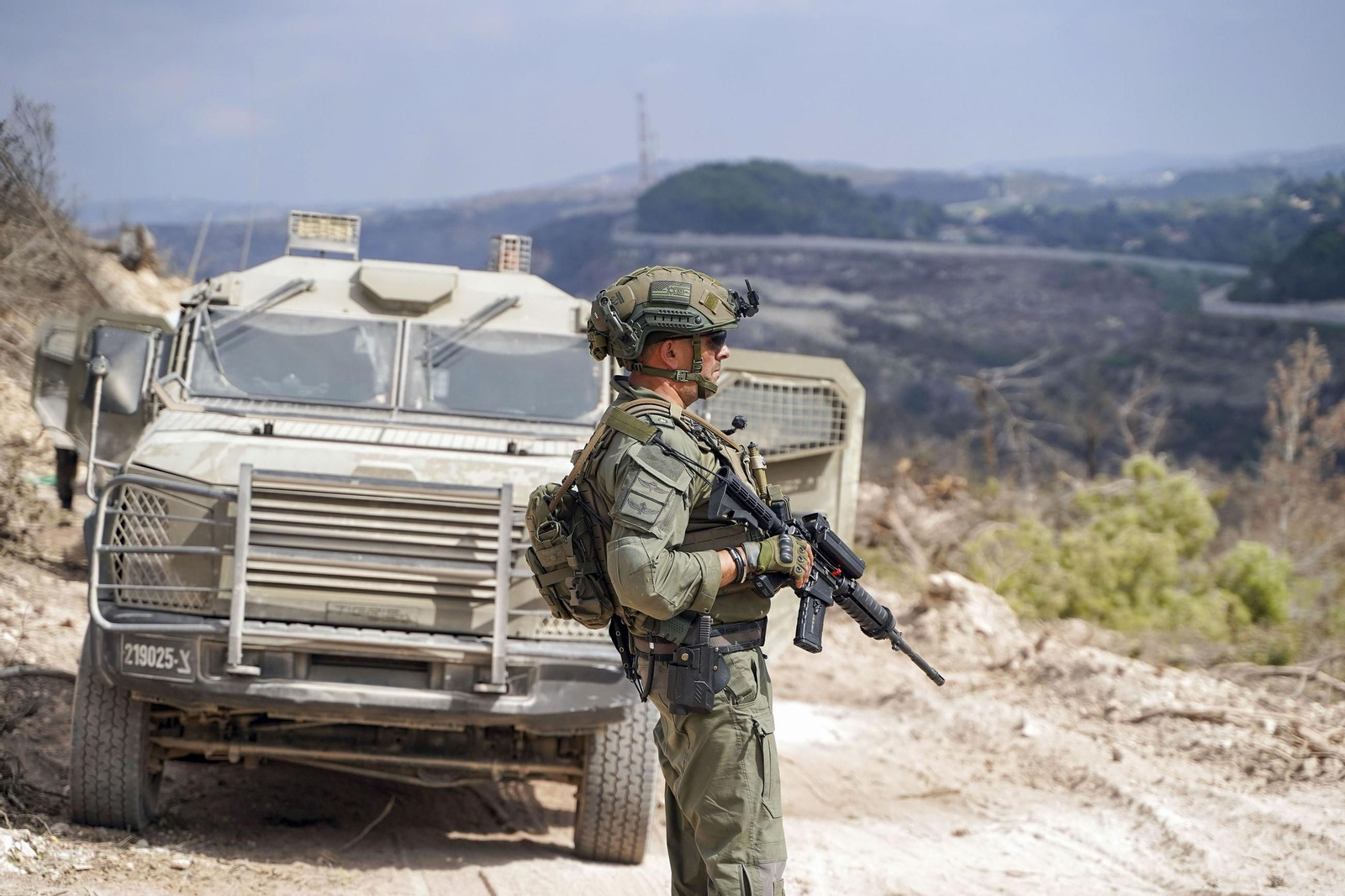 Un soldado de las Fuerzas de Defensa de Israel custodia un vehículo en el sur del Líbano.