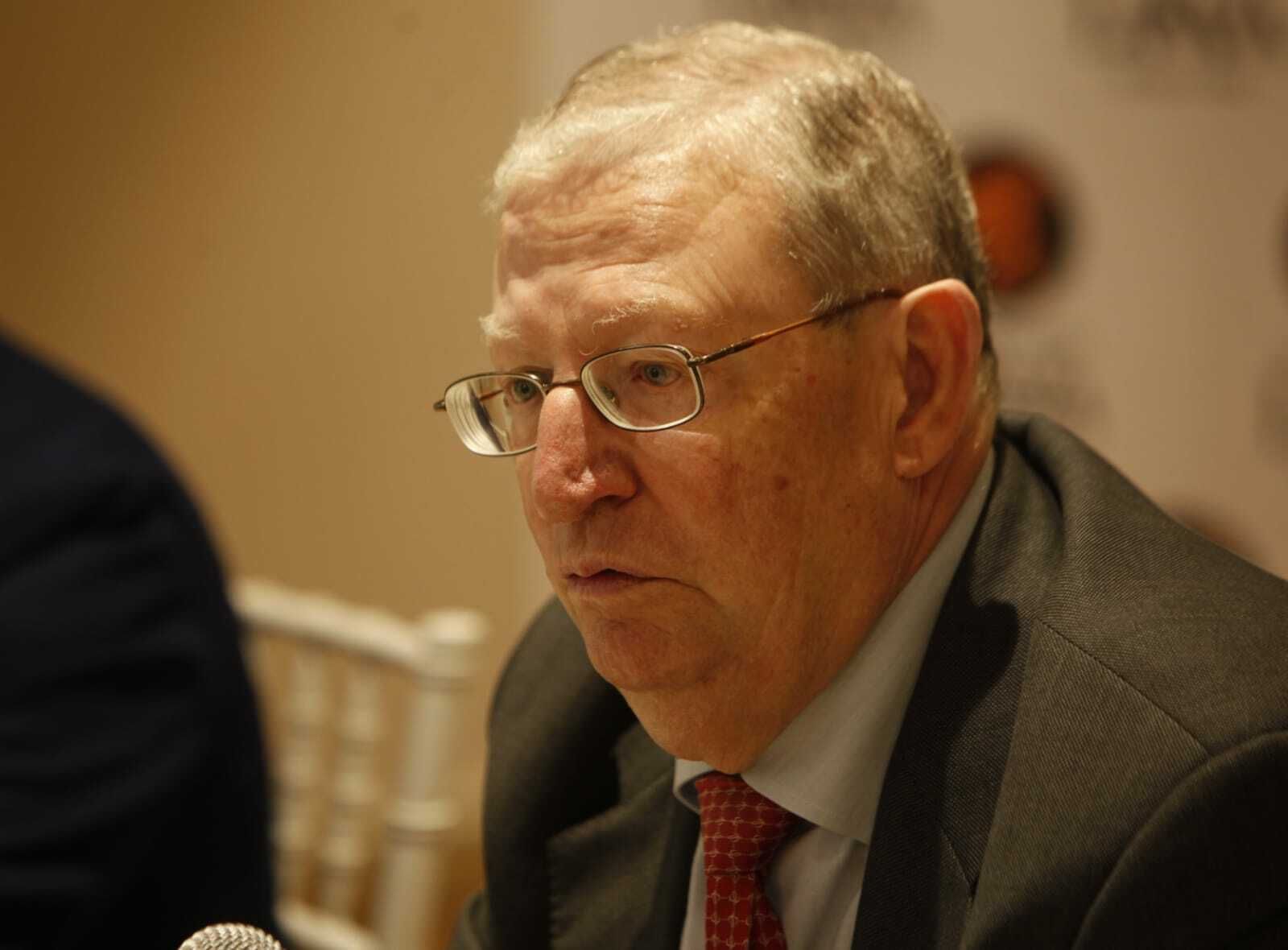 Francisco Vélez durante el encuentro con los medios.