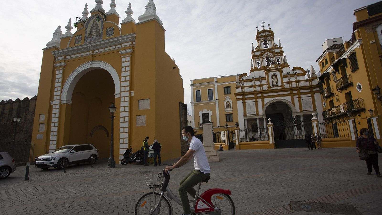El Arco de la Macarena con la basílica y la Plaza de la Esperanza Macarena.