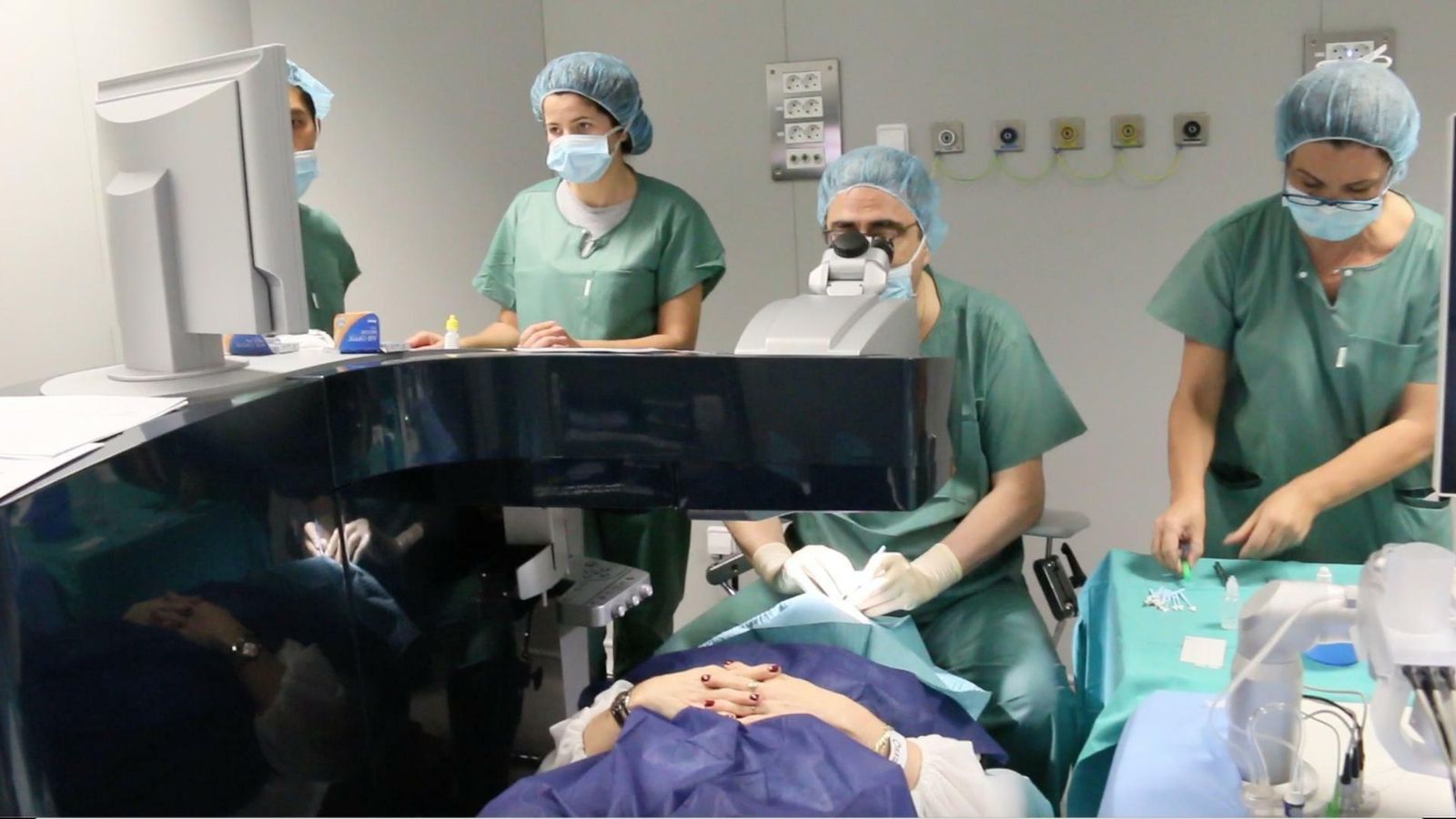 El equipo de Oftalvist Jerez, en una intervención quirúrgica de presbicia. El equipo de Oftalvist Jerez, en una intervención quirúrgica de presbicia.