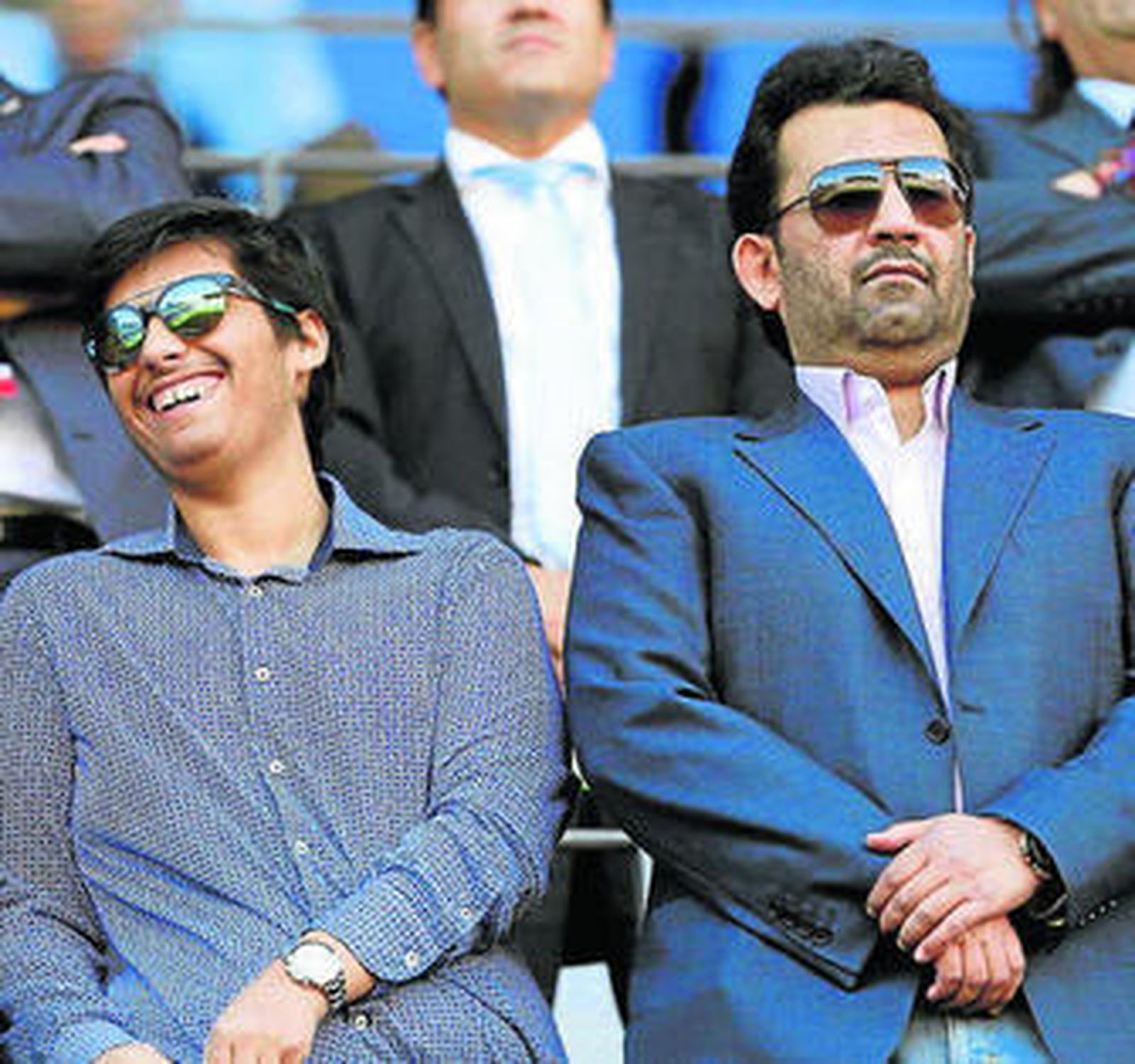 El jeque Al-Thani junto a uno de sus hijos en La Rosaleda.