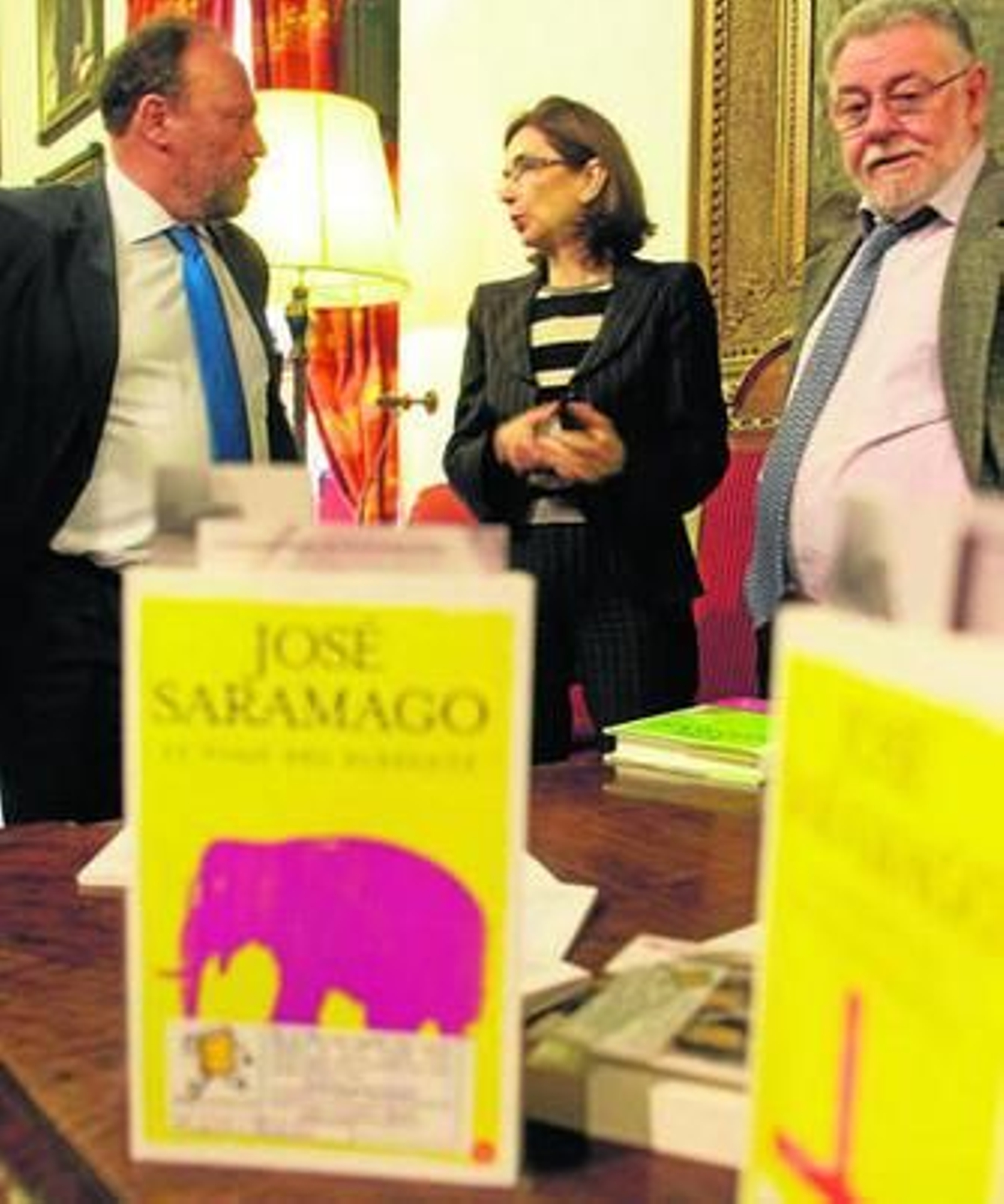 El rector en funciones, Francisco González Lodeiro, junto a Pilar del Río, viuda de Saramago.