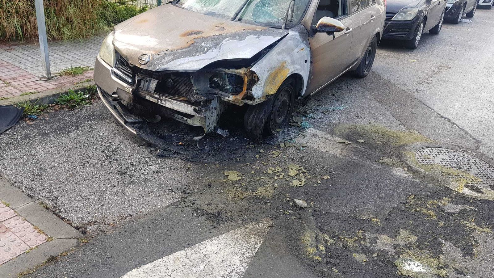 Uno de los coches dañados por el fuego en un contenedor.