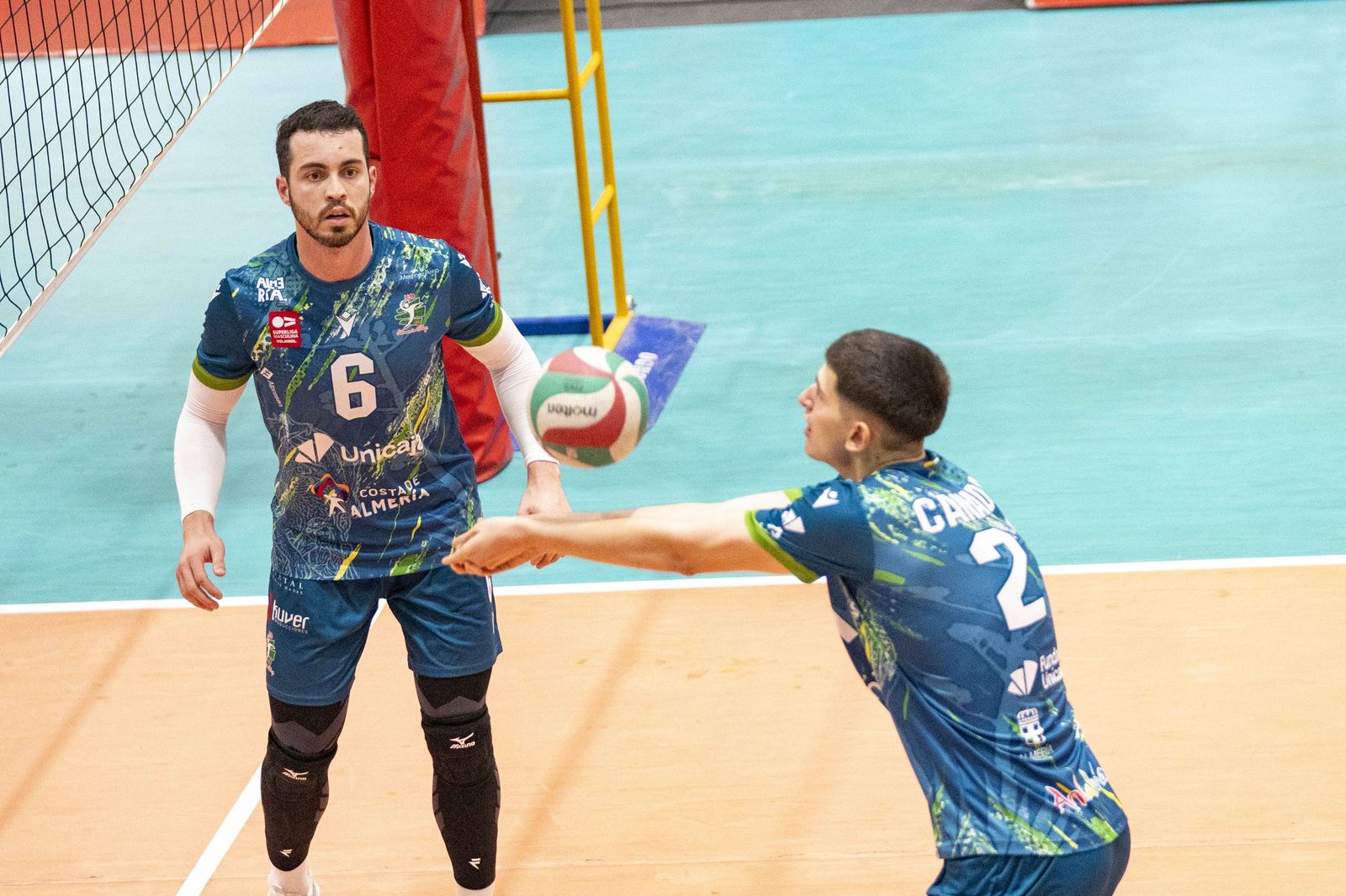 Las imágenes del partido entre Unicaja Costa de Almería y Pamesa Teruel de Superliga de voleibol