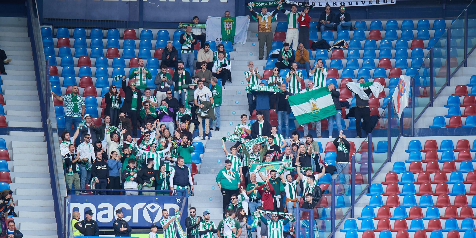 Los aficionados del Córdoba CF ubicados en la grada visitante del Ciudad de Valencia.