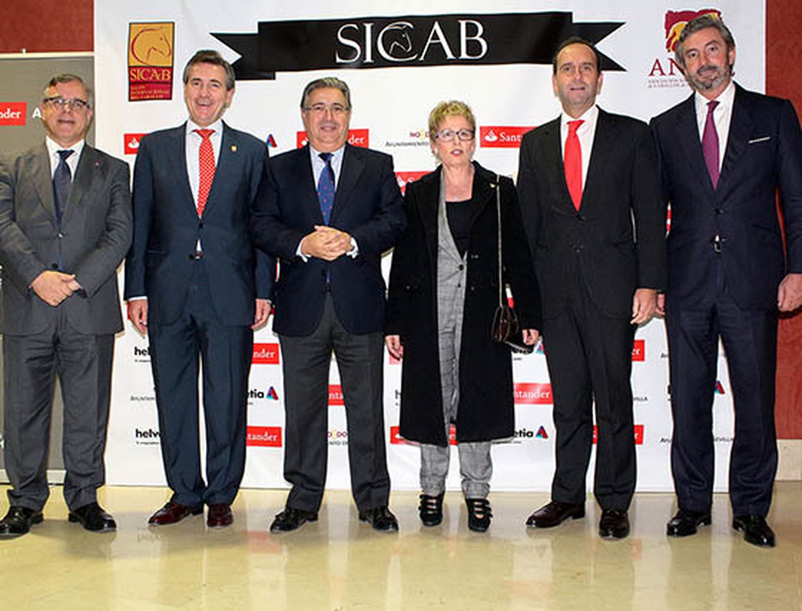 Francisco Javier García, director de Marketing y Comunicación de Helvetia; Juan Tirado Agudo, presidente de Ancce; Juan Ignacio Zoido, alcalde de Sevilla; Elena Víboras, consejera de Agricultura, Pesca y Desarrollo Rural; Alberto Delgado, director territorial de l Santander, y Gaspar Sanz, director gerente de Fibes.  Foto: Victoria Ramírez