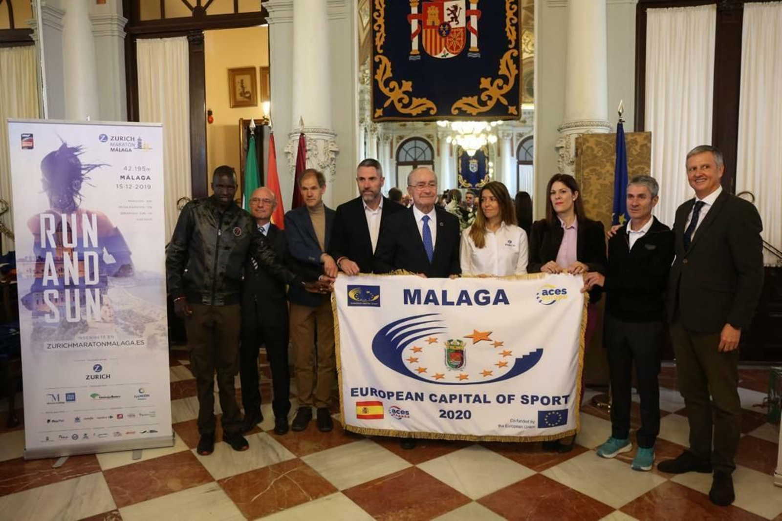 Francisco de la Torre, con la bandera de la capitalidad europea del deporte de Málaga. Francisco de la Torre, con la bandera de la capitalidad europea del deporte de Málaga.