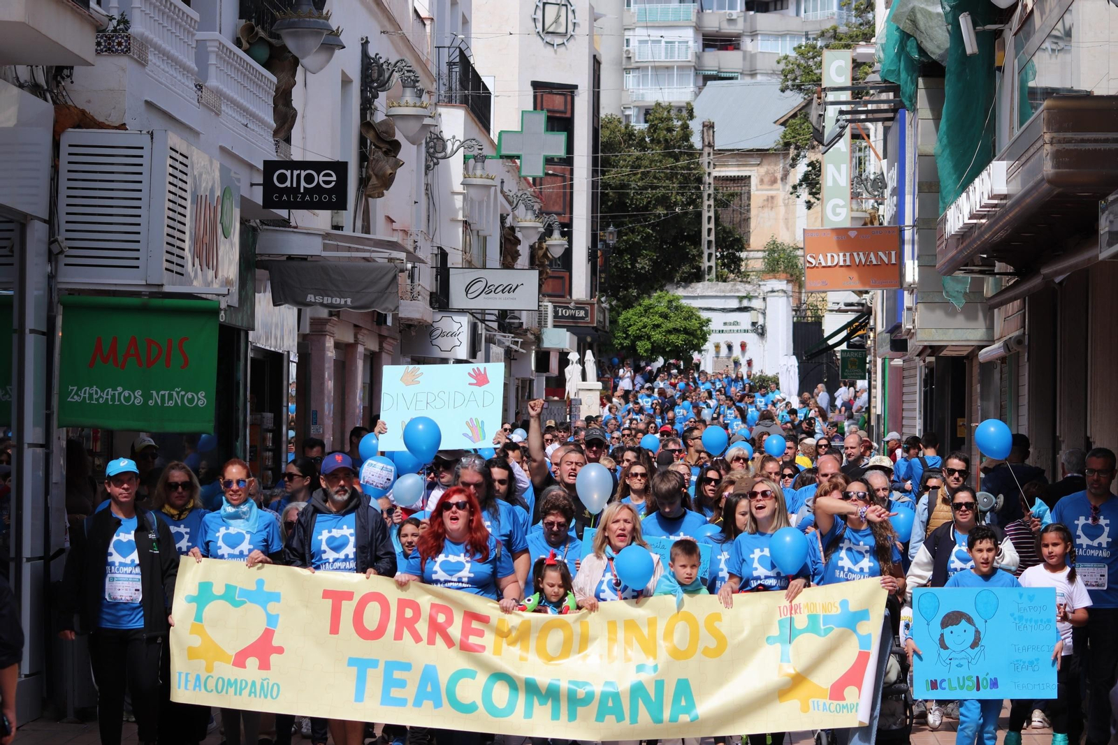 Una marea azul inunda Torremolinos para visibilizar el autismo