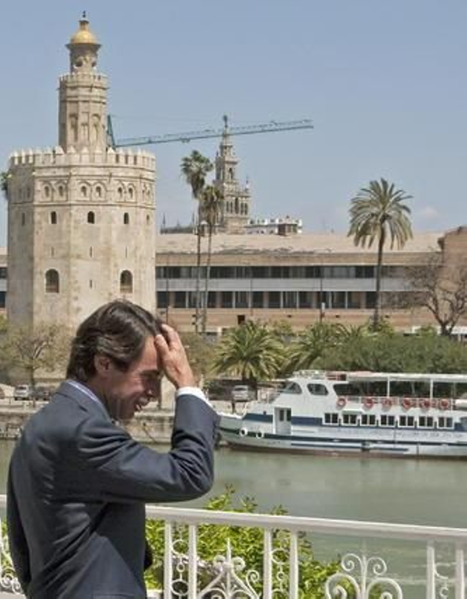 José María Aznar junto al río Guadalquivir, con la Torre del Oro como fondo.

Foto: Cristina Quicler (AFP Photo)