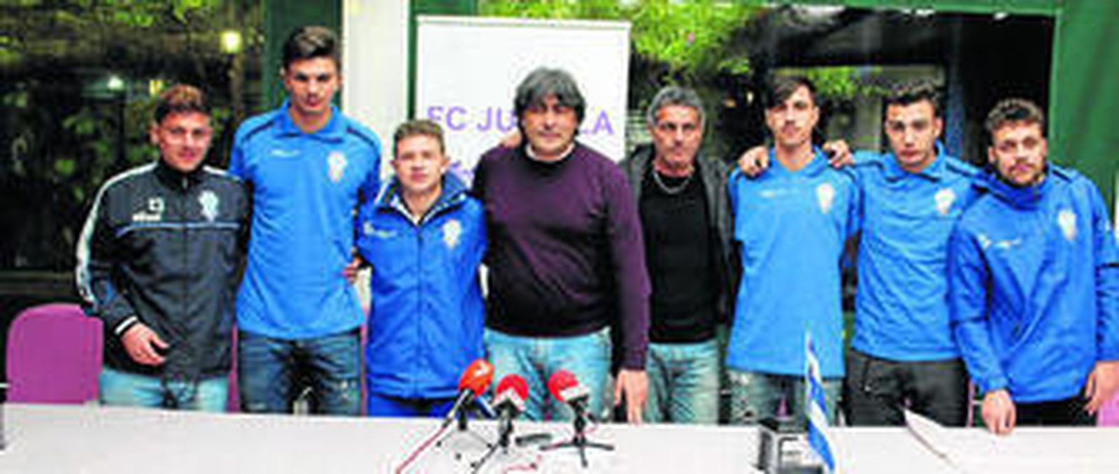 Los nuevos dirigentes italianos del Jumilla, en la presentación de varios refuerzos de invierno.