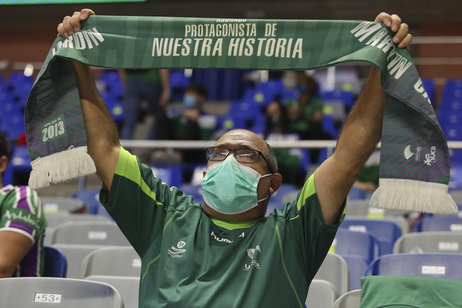 Un aficionado, en el último partido con público en el Carpena. Un aficionado, en el último partido con público en el Carpena.