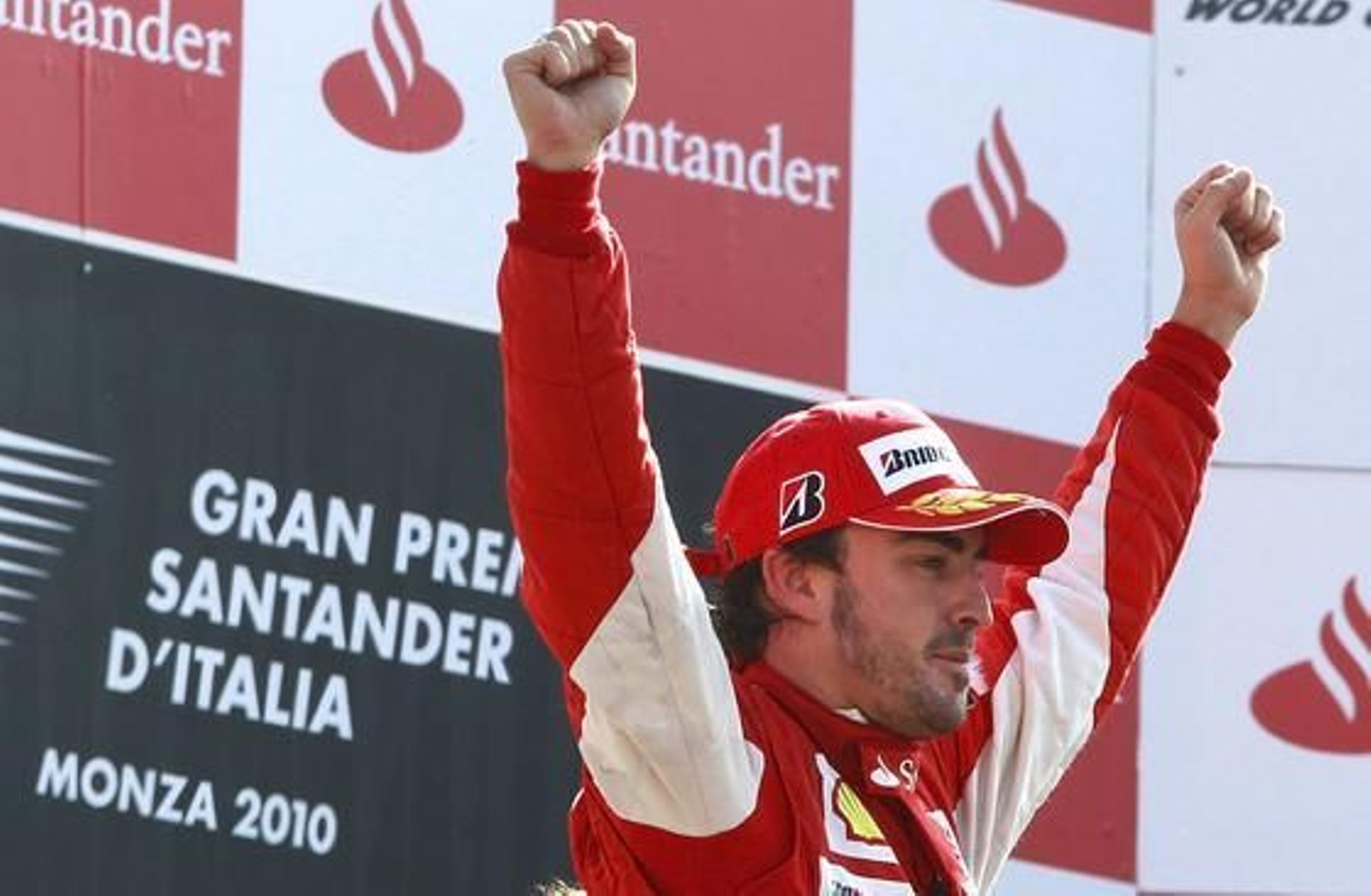 Fernando Alonso refuerza su candidatura al Mundial tras ganar en Monza. / Reuters