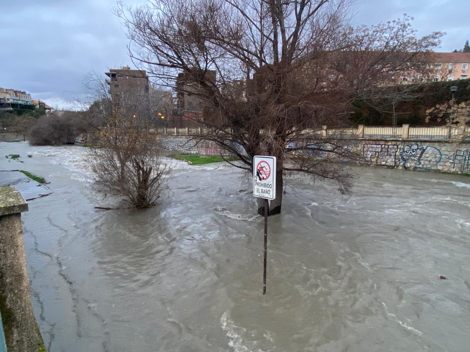Las fotos de la previa de la borrasca Leonardo: nieve en Prado Negro y el río Genil en Granada, crecido