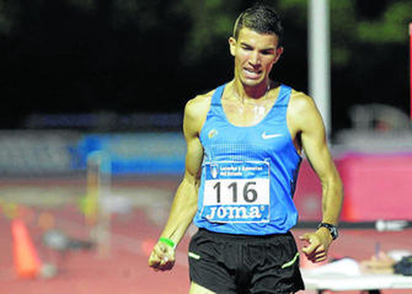 Adel Mechaal celebra la victoria en el Campeonato de España celebrado en Castellón.
