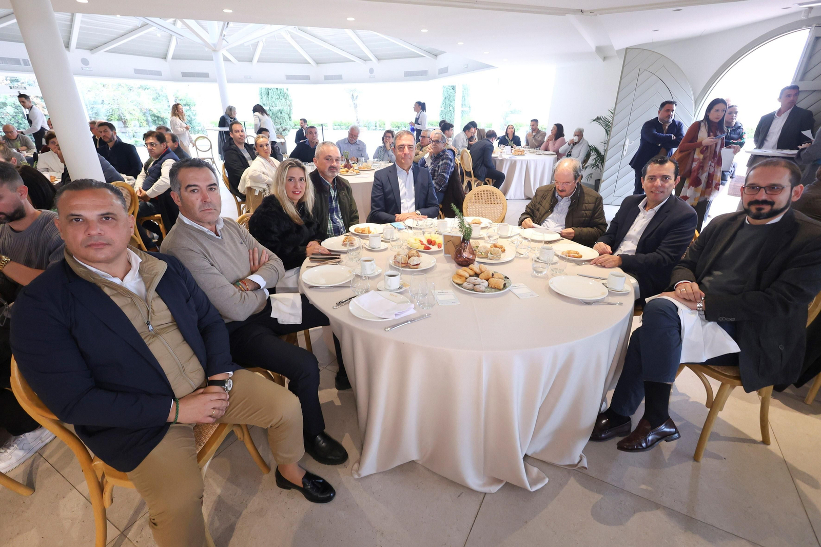 Las fotos que deja el desayuno-coloquio con el alcalde de Vélez-Málaga