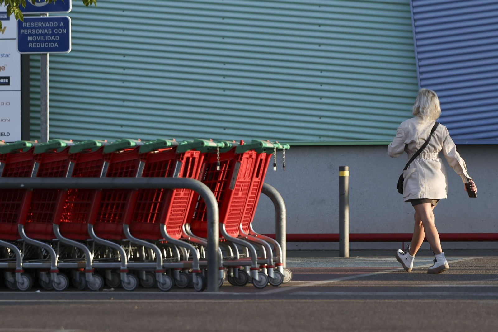 Imagen de archivo de una mujer accediendo a una superficie comercial