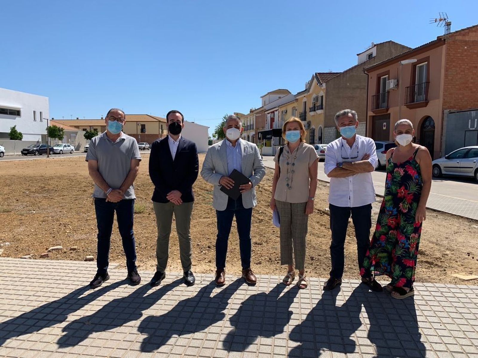 Angel Herrador visita el posible terreno donde se construirá la nueva oficina de empleo de Fuente Palmera.