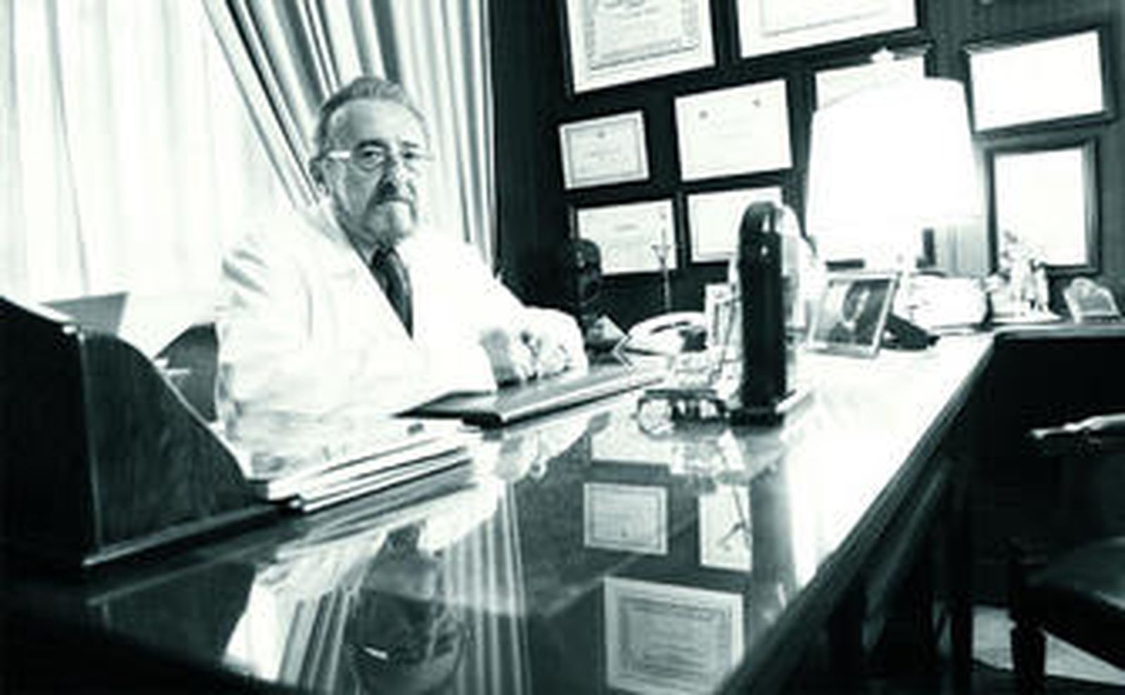 El cirujano malagueño Antonio Maté, en su consulta.