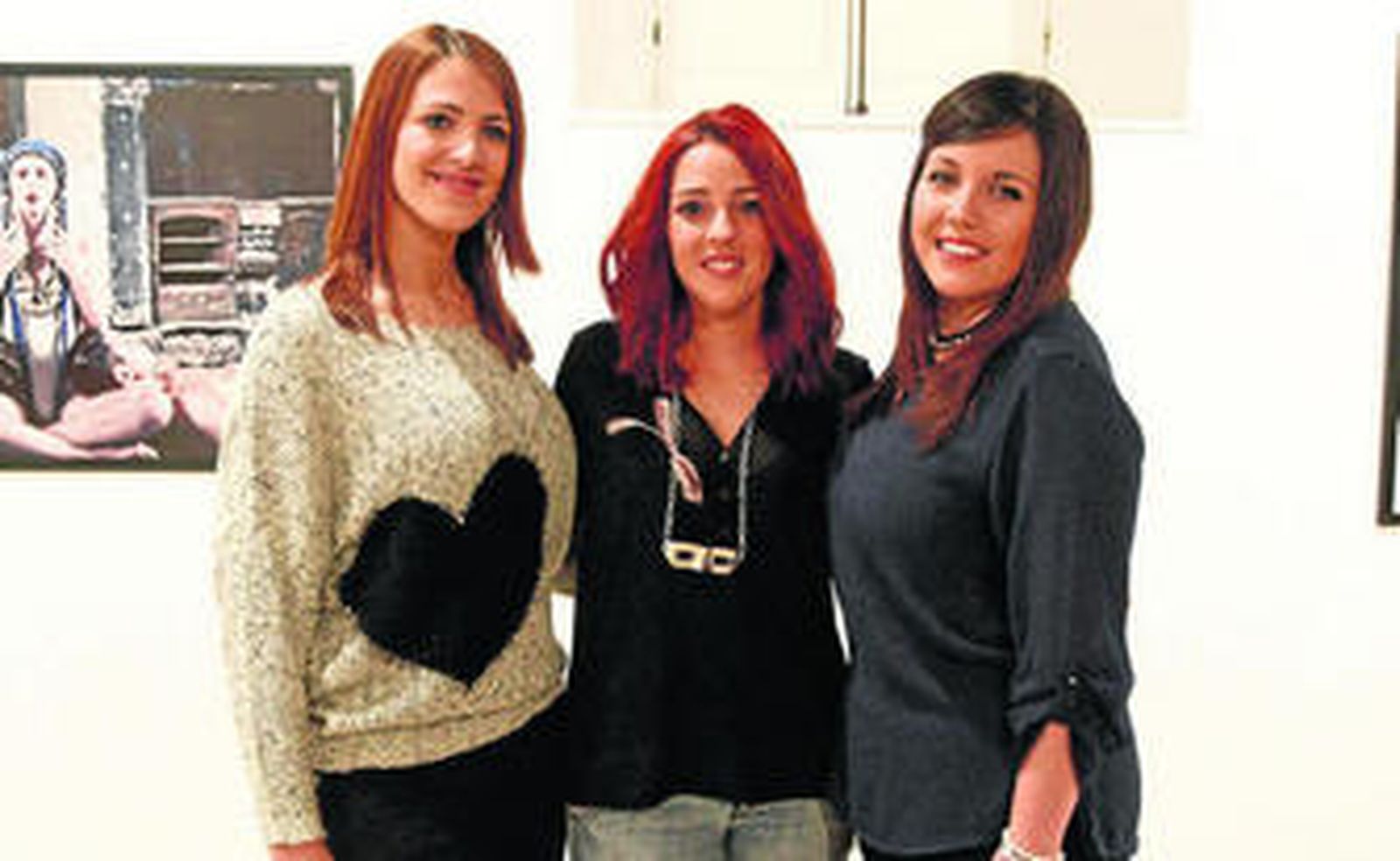 La diosa del Carnaval Ángeles Castañeda, a la izquierda, con las ninfas Carmen Maestre y Sara Fernández, ayer