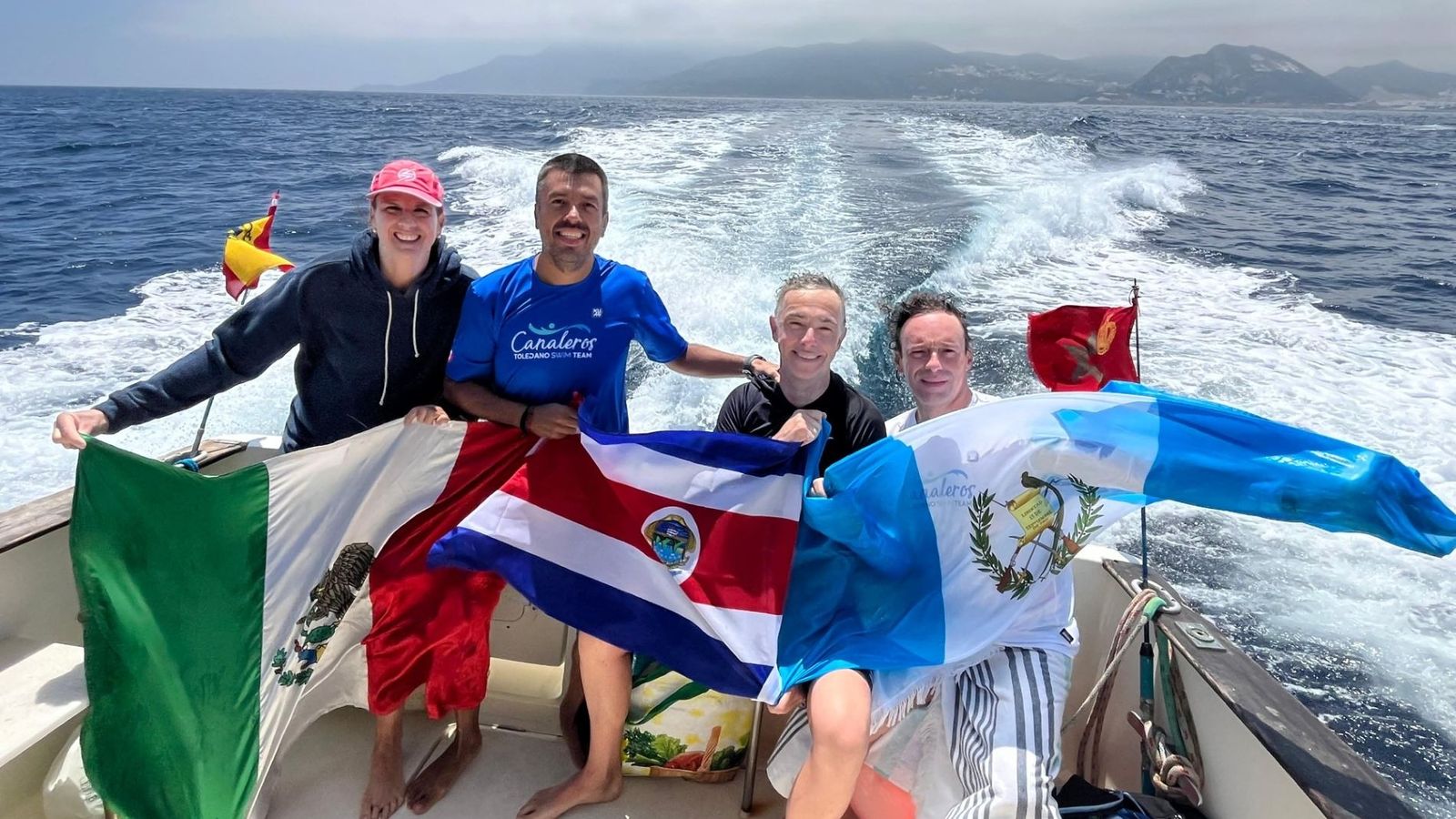 Los cuatro nadadores, tras cruzar el Estrecho de Gibraltar.