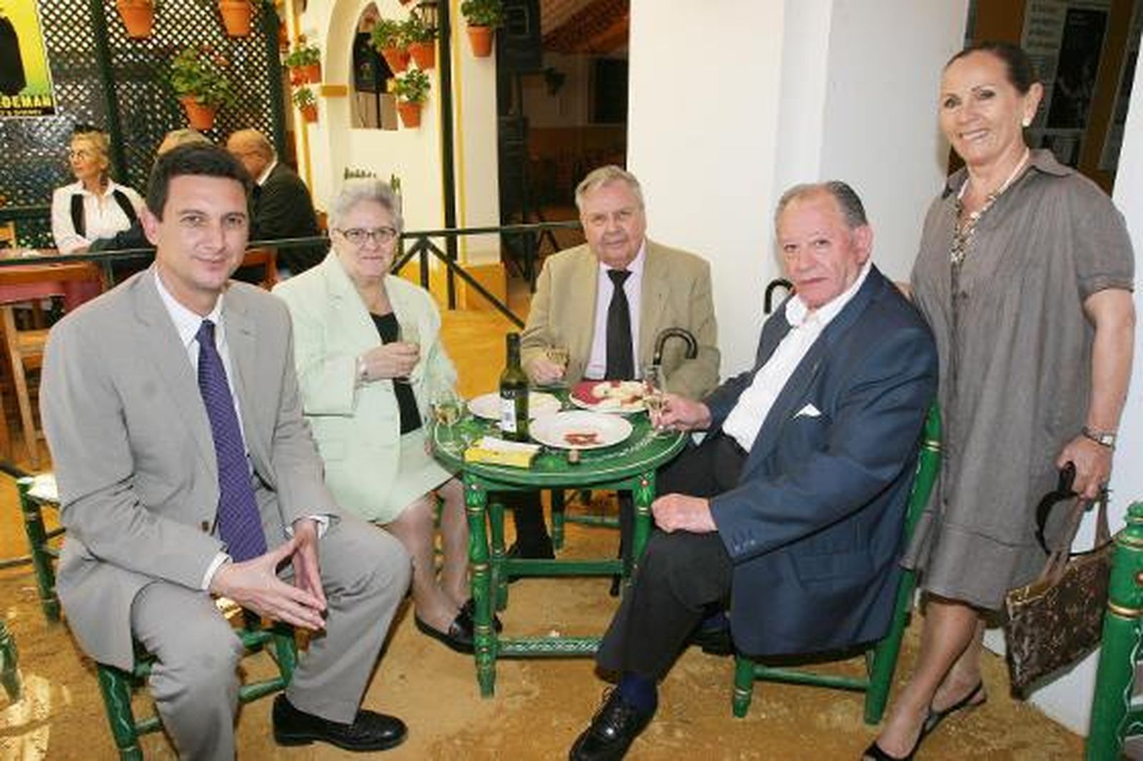 El colaborador de este Diario, Juan de la Plata, junto al subdirector de la Cátedra de Flamencología, Manolo Pérez Celdrán, la señora de éste y la bailaora Angelita Gómez.

Foto: Vanesa Lobo