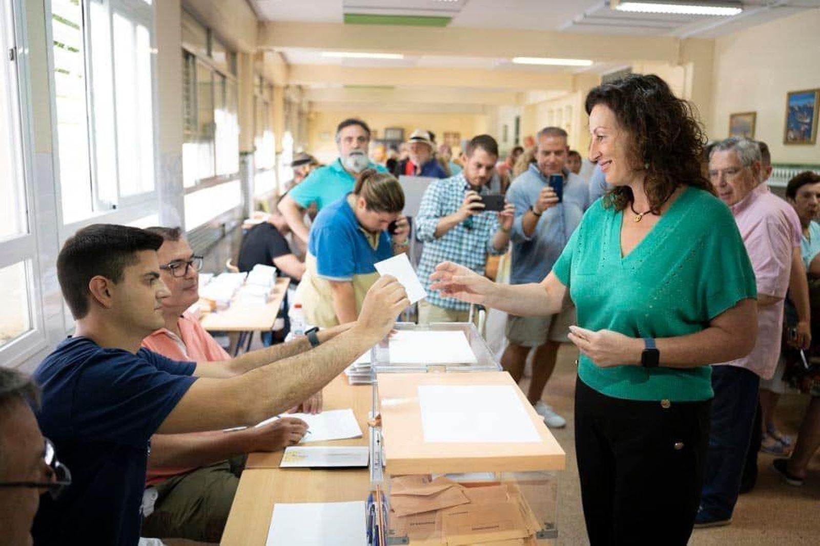 La alcaldesa de Almería ejerciendo su derecho al voto.