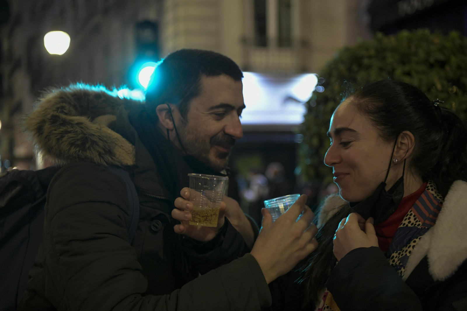 Así fue la Nochevieja 2021 en Granada, en imágenes: uvas en una Plaza del Carmen vallada y ambiente de fiesta en la calle