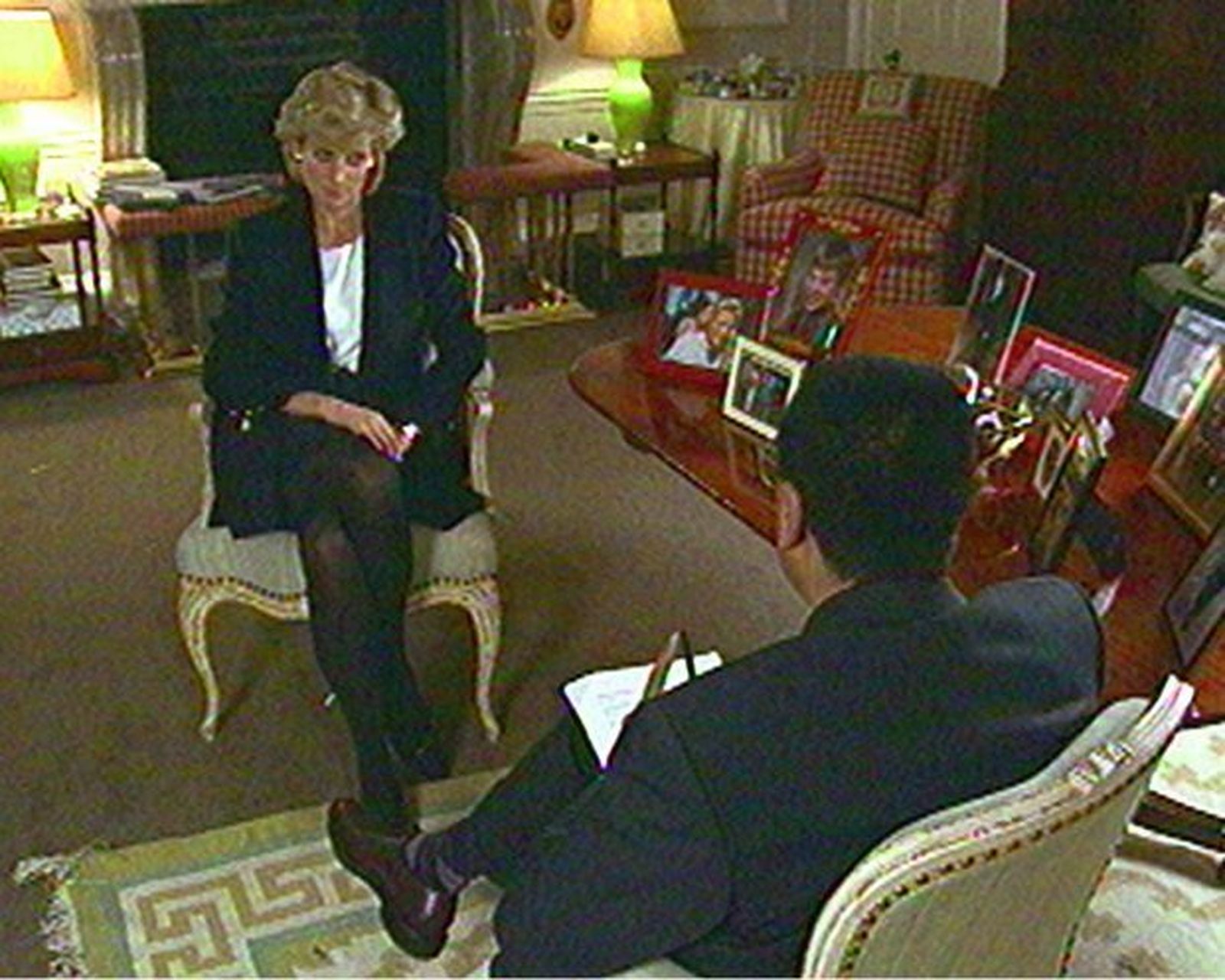 Un momento de la entrevista de Lady Di con Martin Bashir ( de espaldas a la cámara).