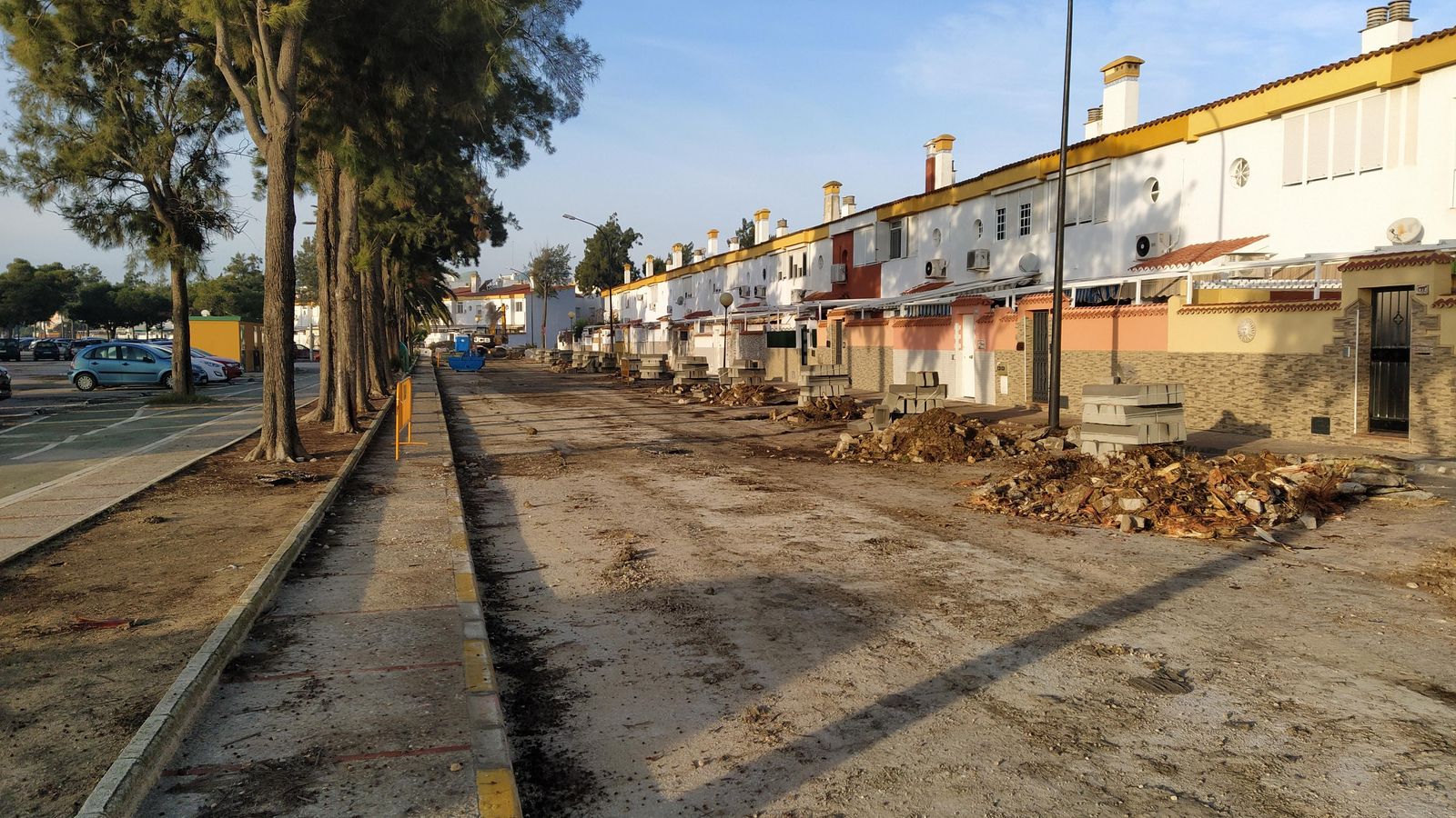 La calle, tras retirarse los árboles.