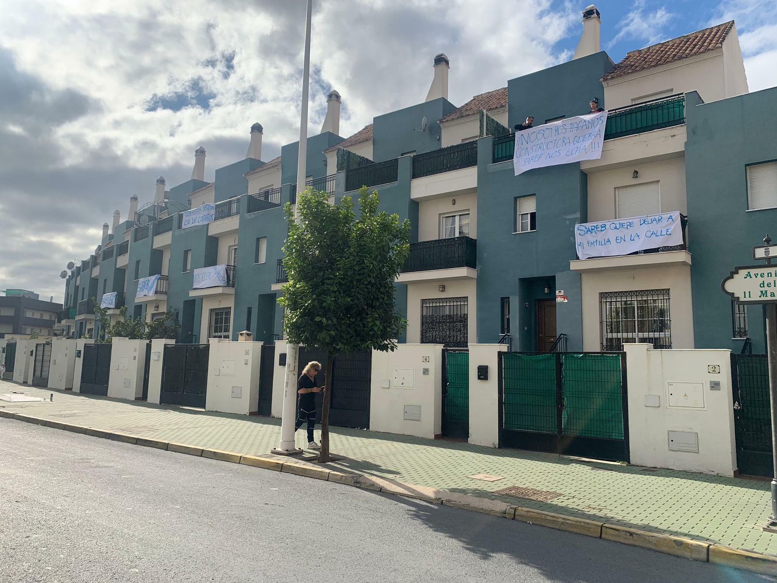 Viviendas de donde el 'banco malo' quiere desahuciar a los vecinos, en la calle Once de Marzo de Corrales.