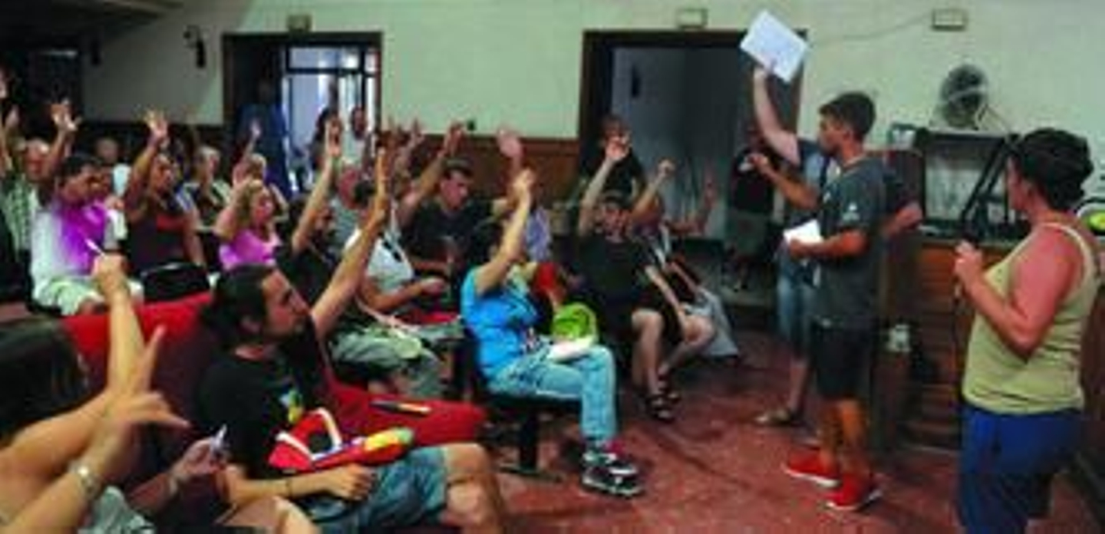 Los miembros de la asamblea de Por Cádiz sí se Puede votan un punto el pasado jueves, donde se dio a conocer el nombre de los asesores del grupo municipal.