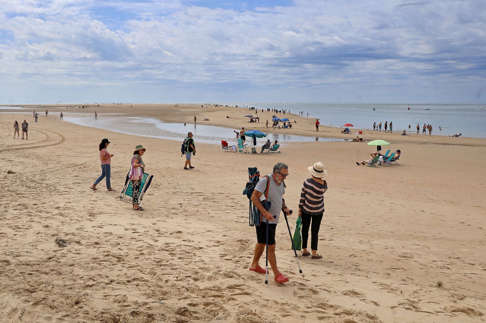 Imágenes del ambiente en la playa de El Portil durante la mañana del 1 de mayo