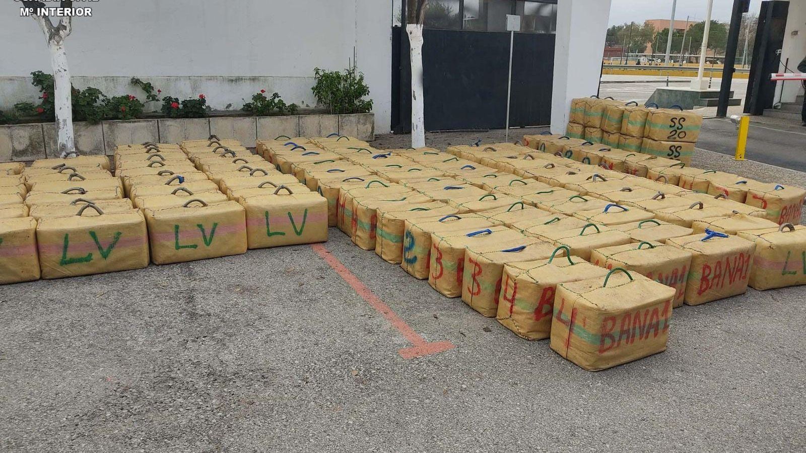Fardos de hachís intervenidos en Lebrija.