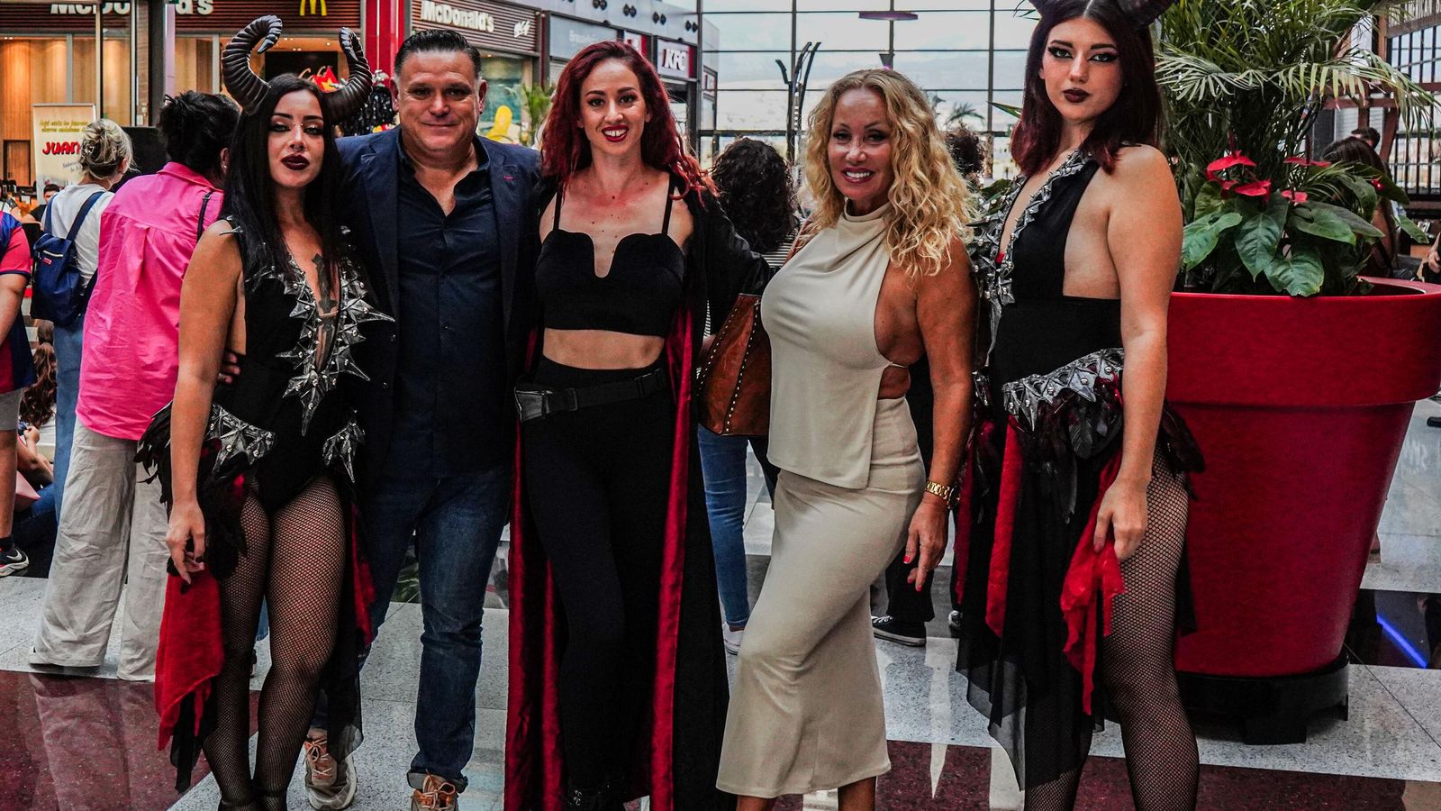 Sonia Miranda, directora artística, segunda por la derecha, junto a otros miemgros del elenco.