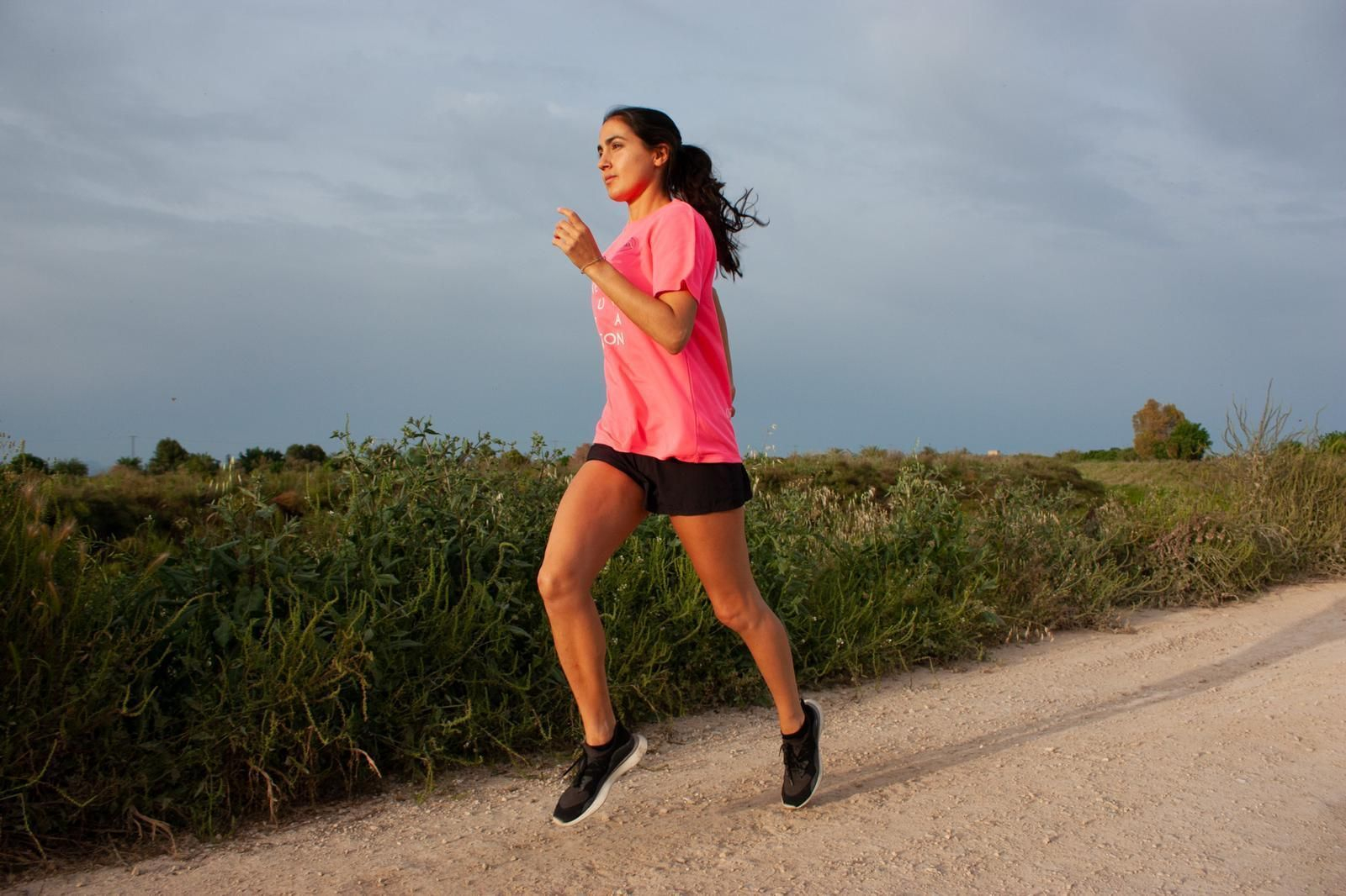 Una joven realiza ejercicio físico al aire libre.